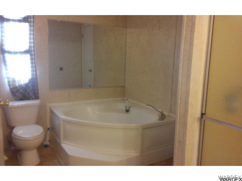 3375 West Carmichael Road Golden Valley, AZ 86413 - Photo 10 of 15 Master garden tub