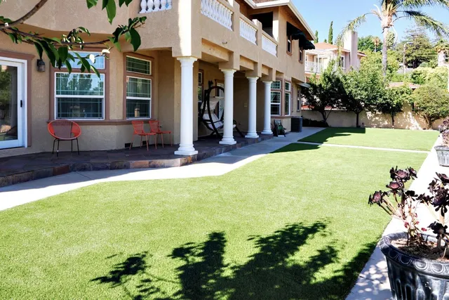 a view of a house with a yard