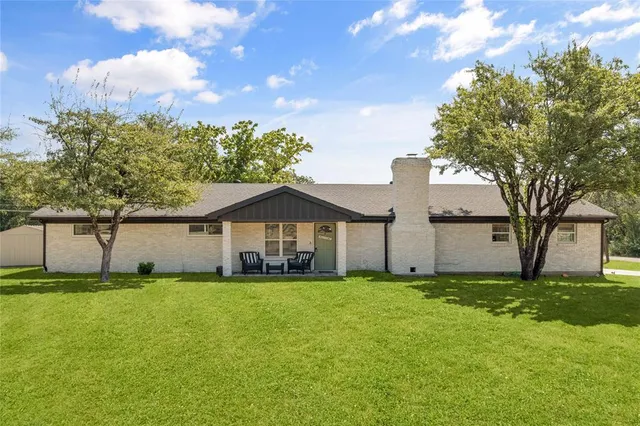 a view of a house with a yard
