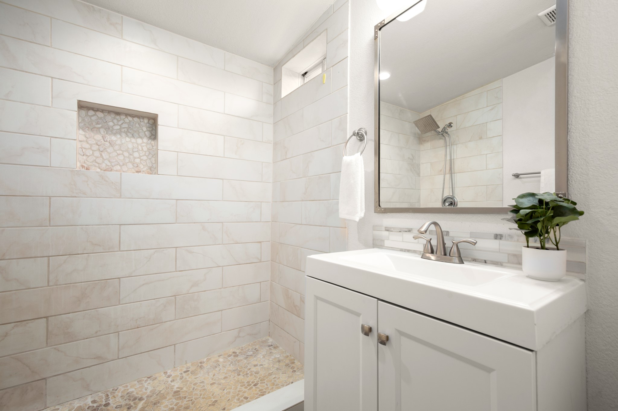918 West 3rd Street Taylor, TX 76574 - Photo 15 of 22 Bathroom featuring a tile shower and vanity