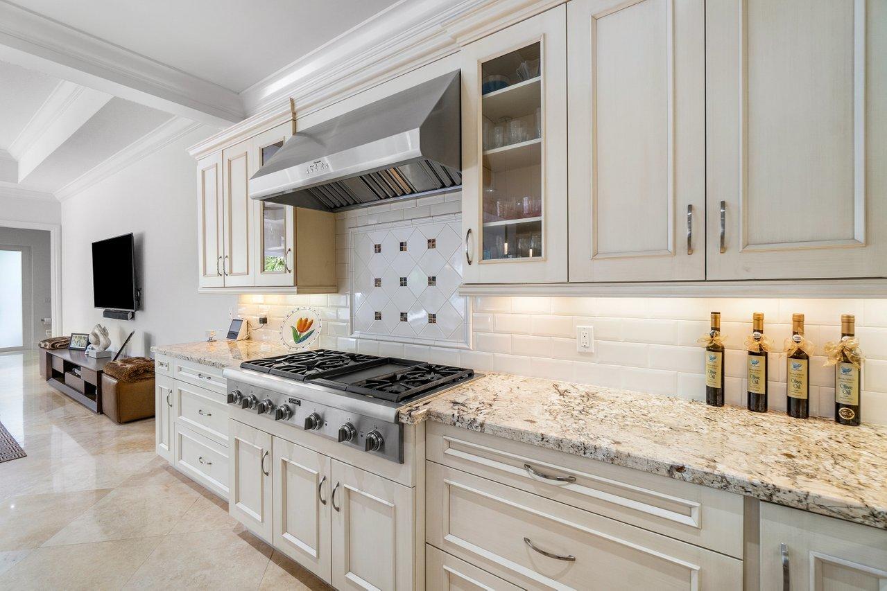 475 Cardinal Avenue Boca Raton, FL 33486 - Photo 21 of 62 Ample counter top space