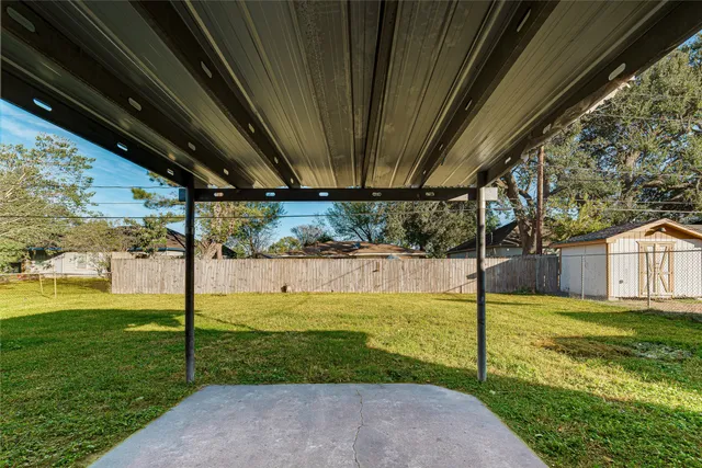 a view of a back yard