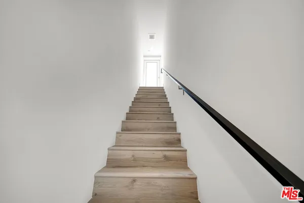 $3,995 | 408 1/2 North Kenmore Avenue, Los Angeles, CA 90004