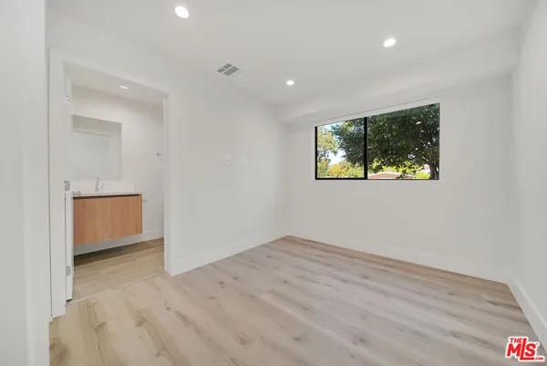 $3,995 | 408 1/2 North Kenmore Avenue, Los Angeles, CA 90004