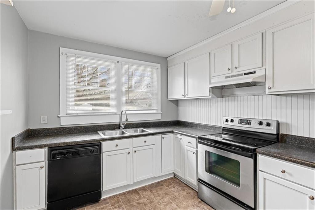 202 Gordon Street Rockmart, GA 30153 - Photo 10 of 25 a kitchen with granite countertop white cabinets and appliances