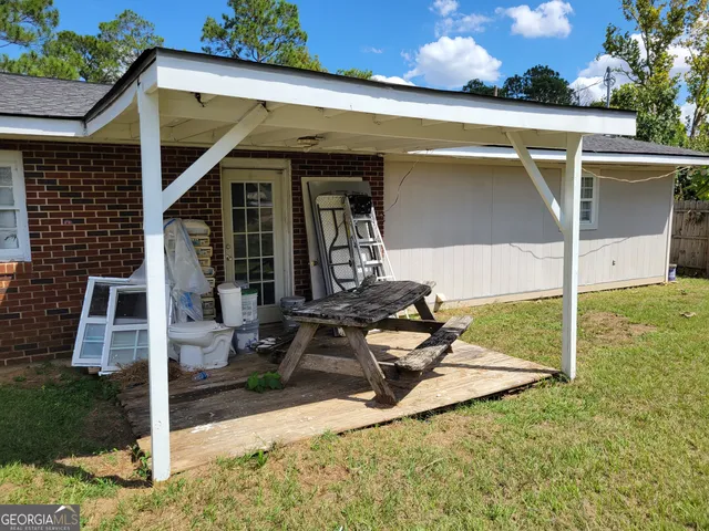 a front view of house with yard