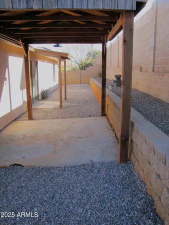 a view of a backyard