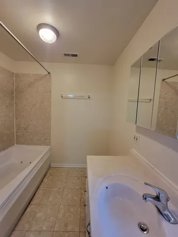 $1,700 | 7141 South Euclid Avenue, Unit 3, Chicago, IL 60649