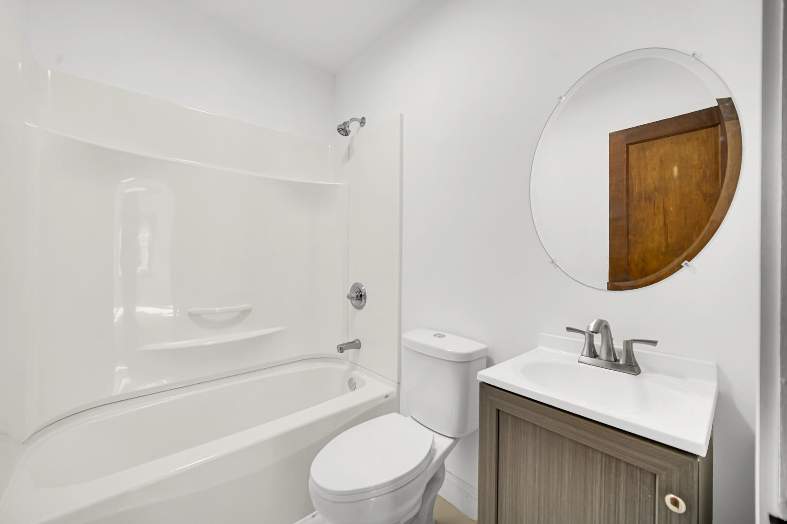 609 Main Street Hobart, IN 46342 - Photo 11 of 18 a bathroom with a sink toilet and a bathtub