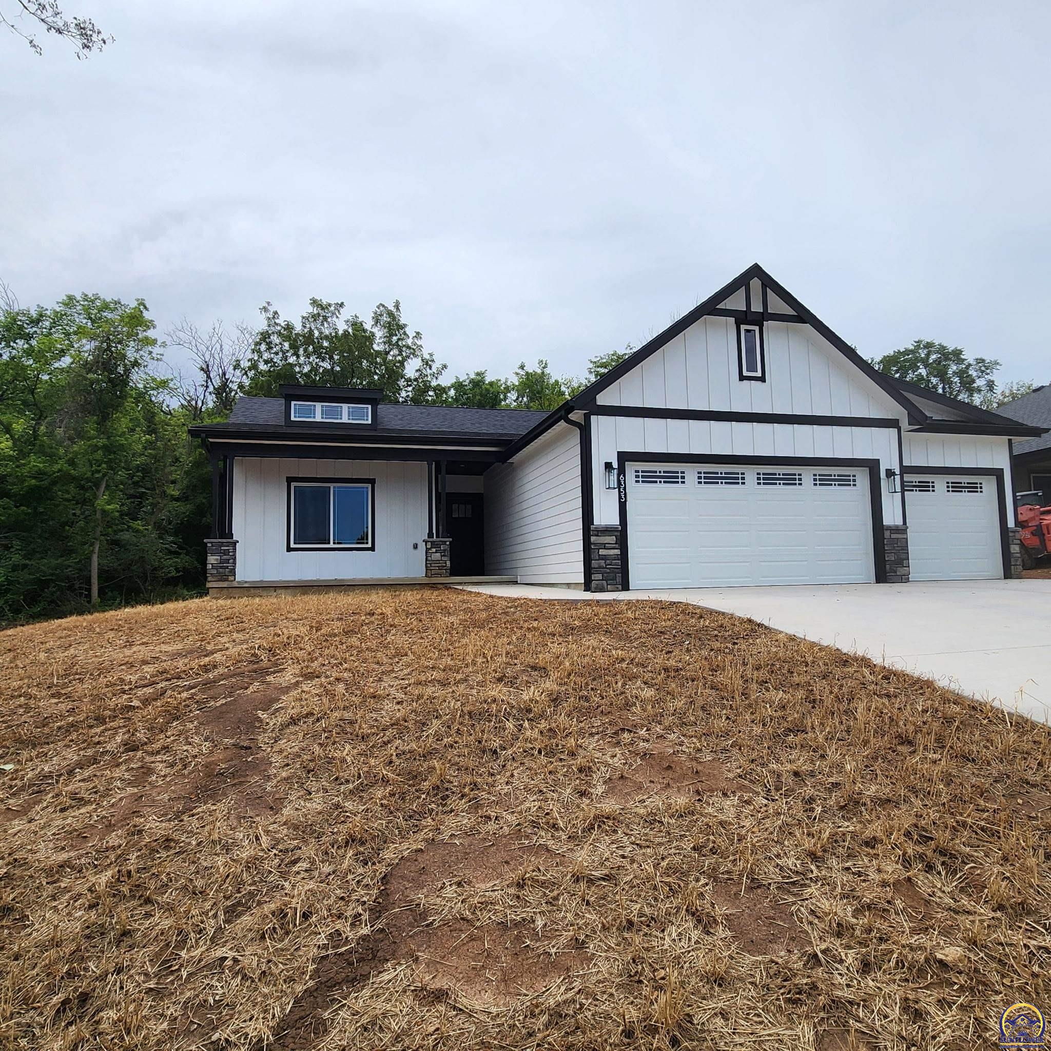 6353 Crescent Rim Drive Ozawkie, KS 66070 - Photo 2 of 33