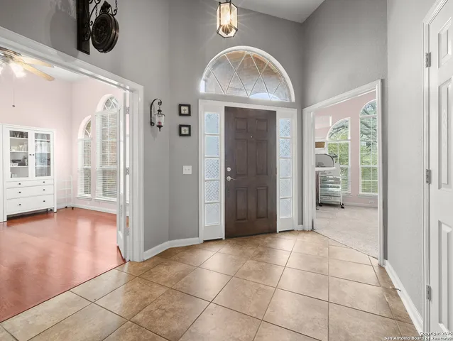 a view of an entryway with a livingroom