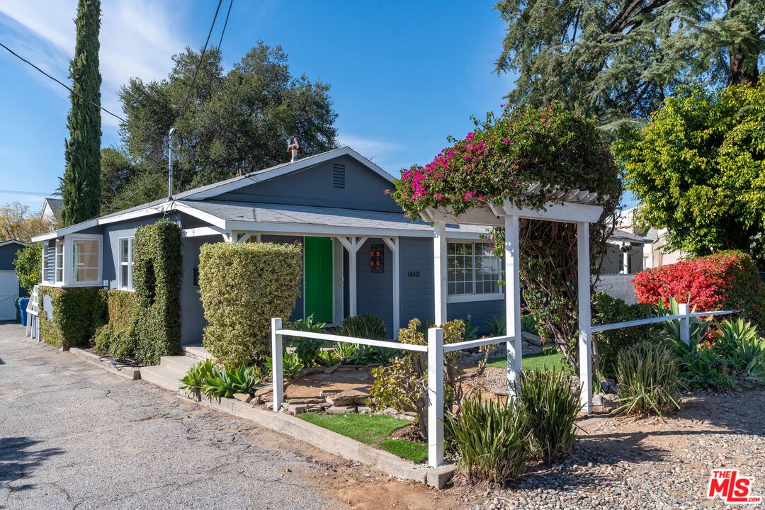 10431 Eldora Avenue Sunland, CA 91040 - Photo 2 of 37