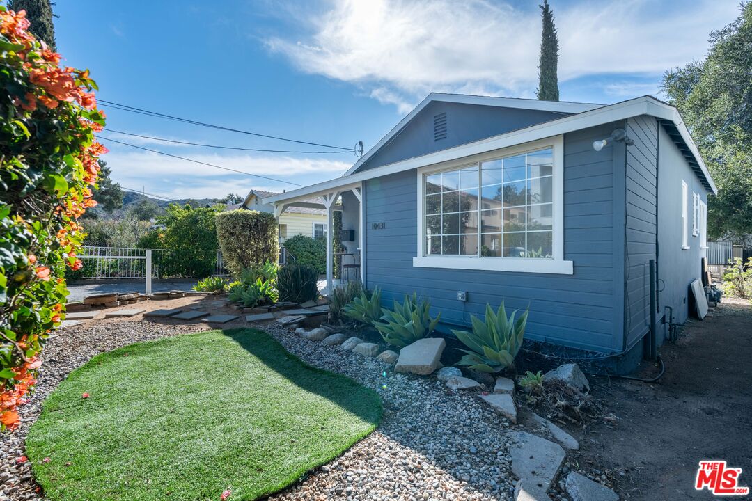 10431 Eldora Avenue Sunland, CA 91040 - Photo 3 of 37