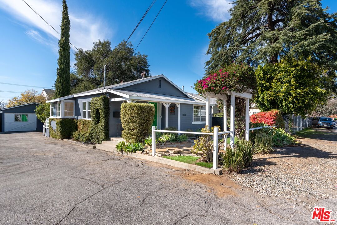 10431 Eldora Avenue Sunland, CA 91040 - Photo 4 of 37