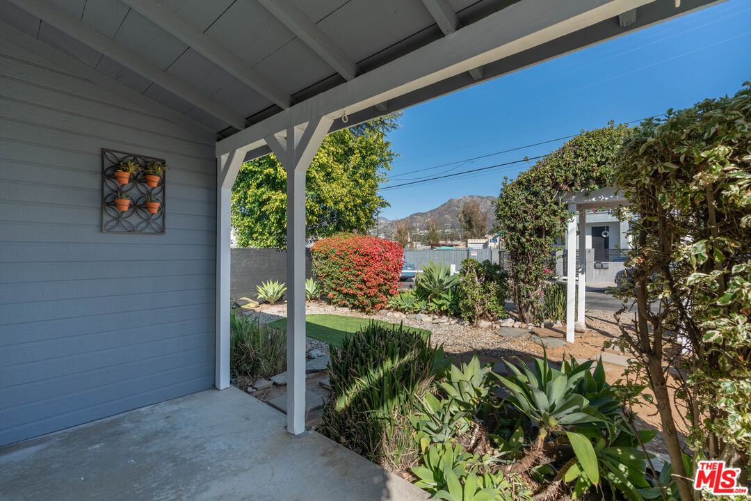 10431 Eldora Avenue Sunland, CA 91040 - Photo 6 of 37