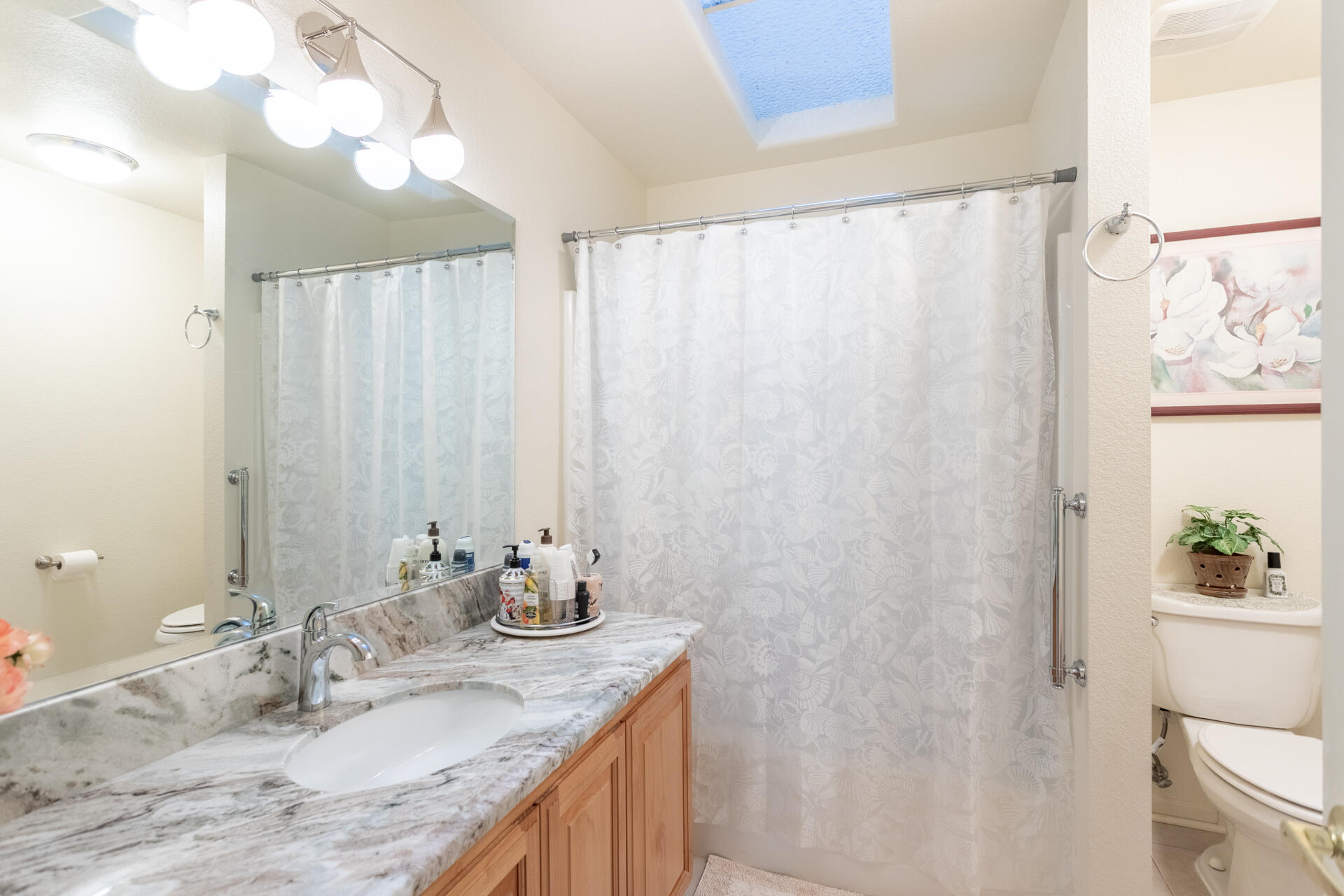 4368 Wild Flower Way Redding, CA 96001 - Photo 22 of 45 Guest Bath