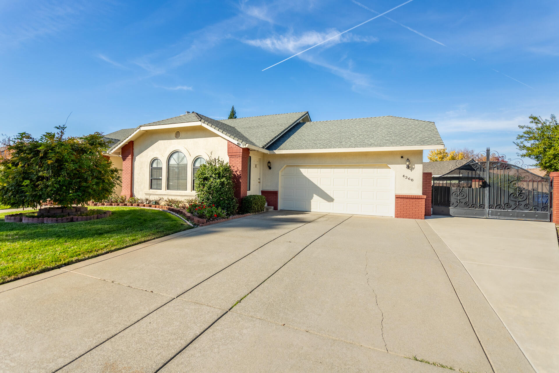4368 Wild Flower Way Redding, CA 96001 - Photo 3 of 45 Garage front RV