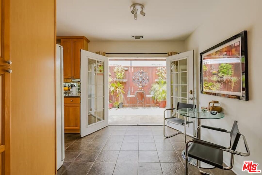 1203 South Rimpau Boulevard Los Angeles, CA 90019 - Photo 6 of 15