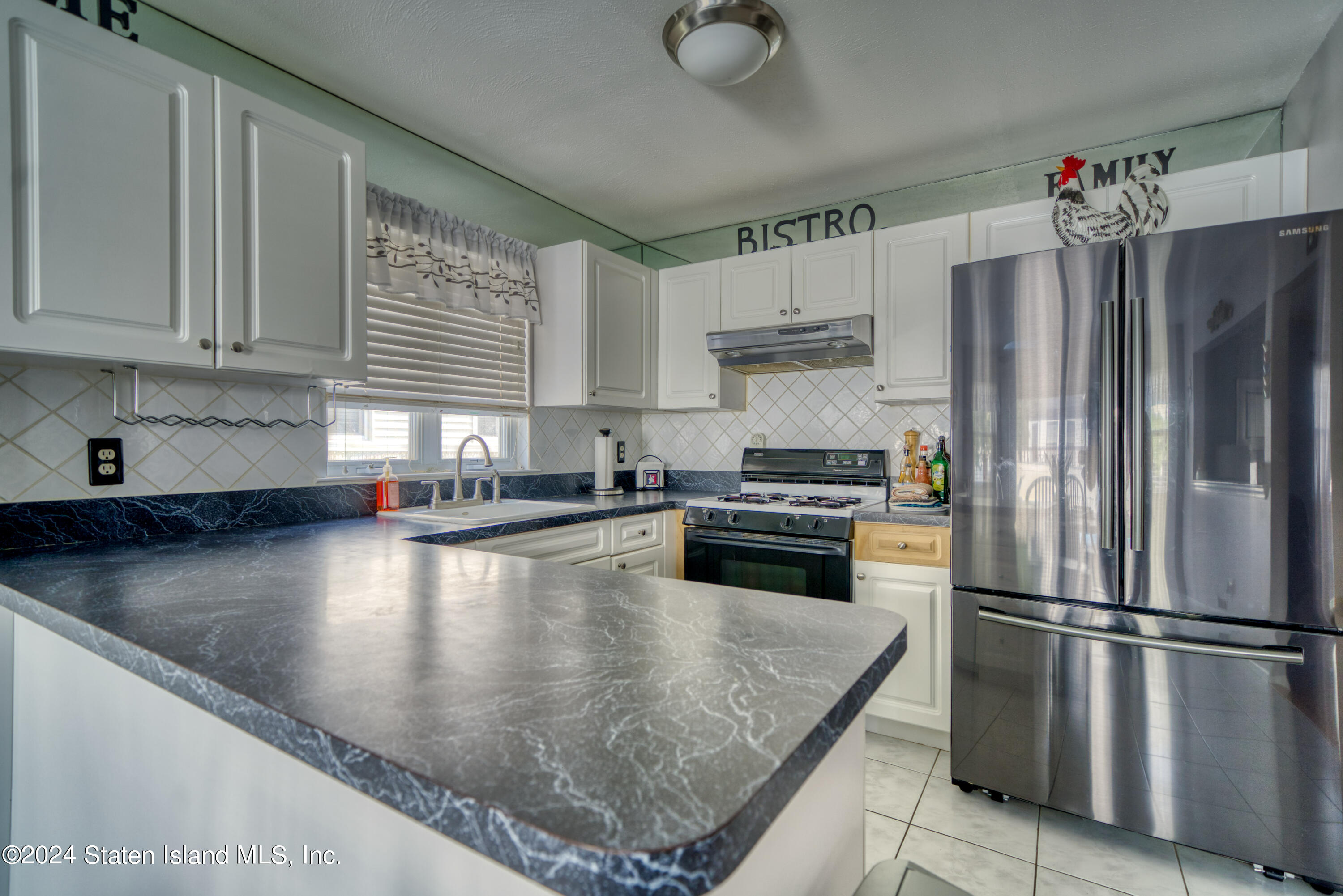 52 Savo Loop Staten Island, NY 10309 - Photo 11 of 37 Kitchen