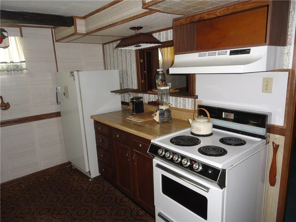10 Garfield Road Latrobe, PA 15650 - Photo 9 of 12 Kitchenette off the family room makes entertaining easier.