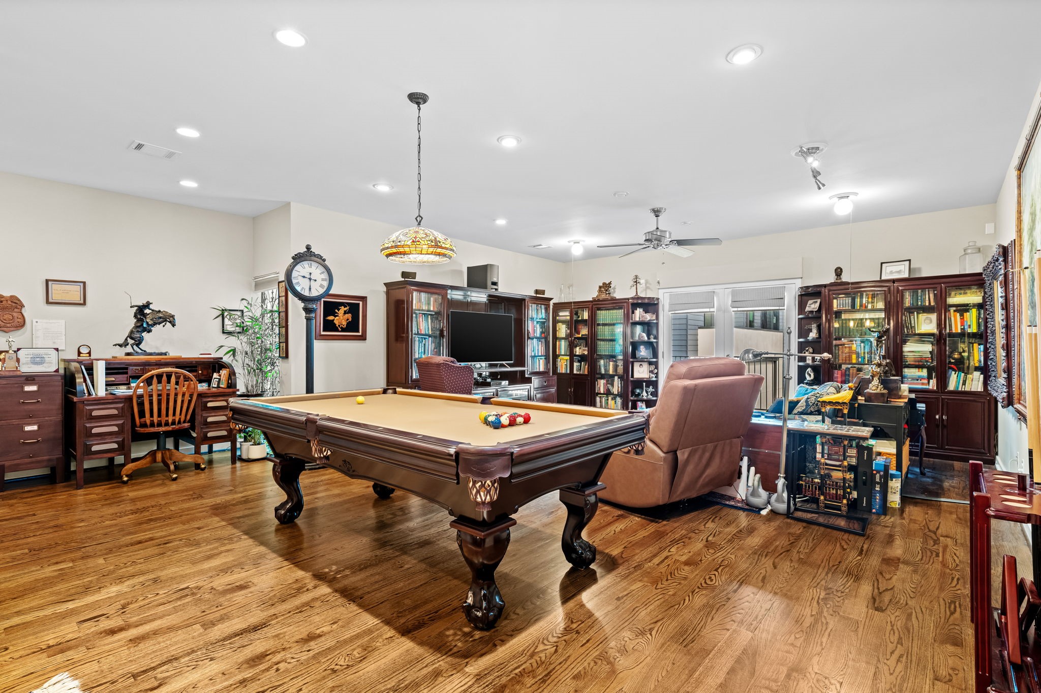 1820 Palm Street Houston, TX 77004 - Photo 18 of 47 a room with furniture and gym equipment
