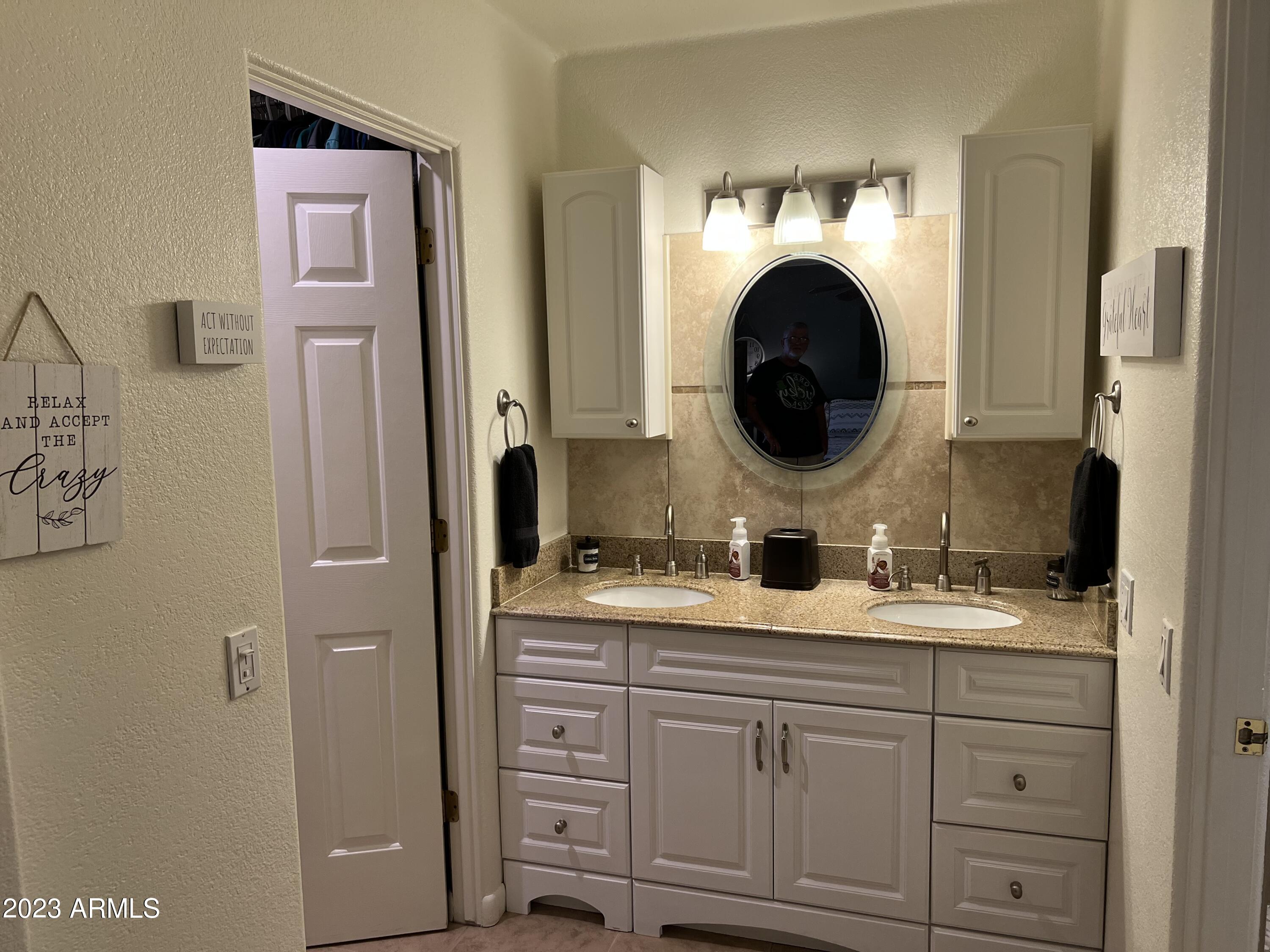 3522 West Phelps Road Phoenix, AZ 85053 - Photo 17 of 32 Primary vanity