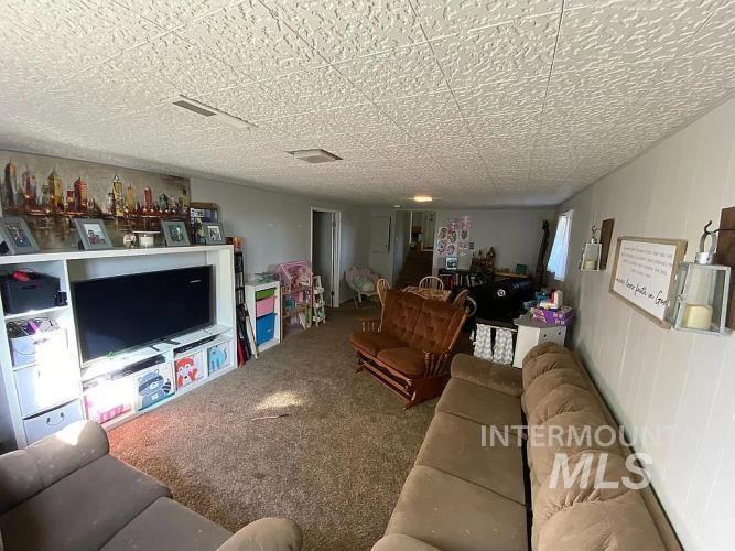 2113 Schaefer Drive Clarkston, WA 99403 - Photo 9 of 15 View of carpeted living area