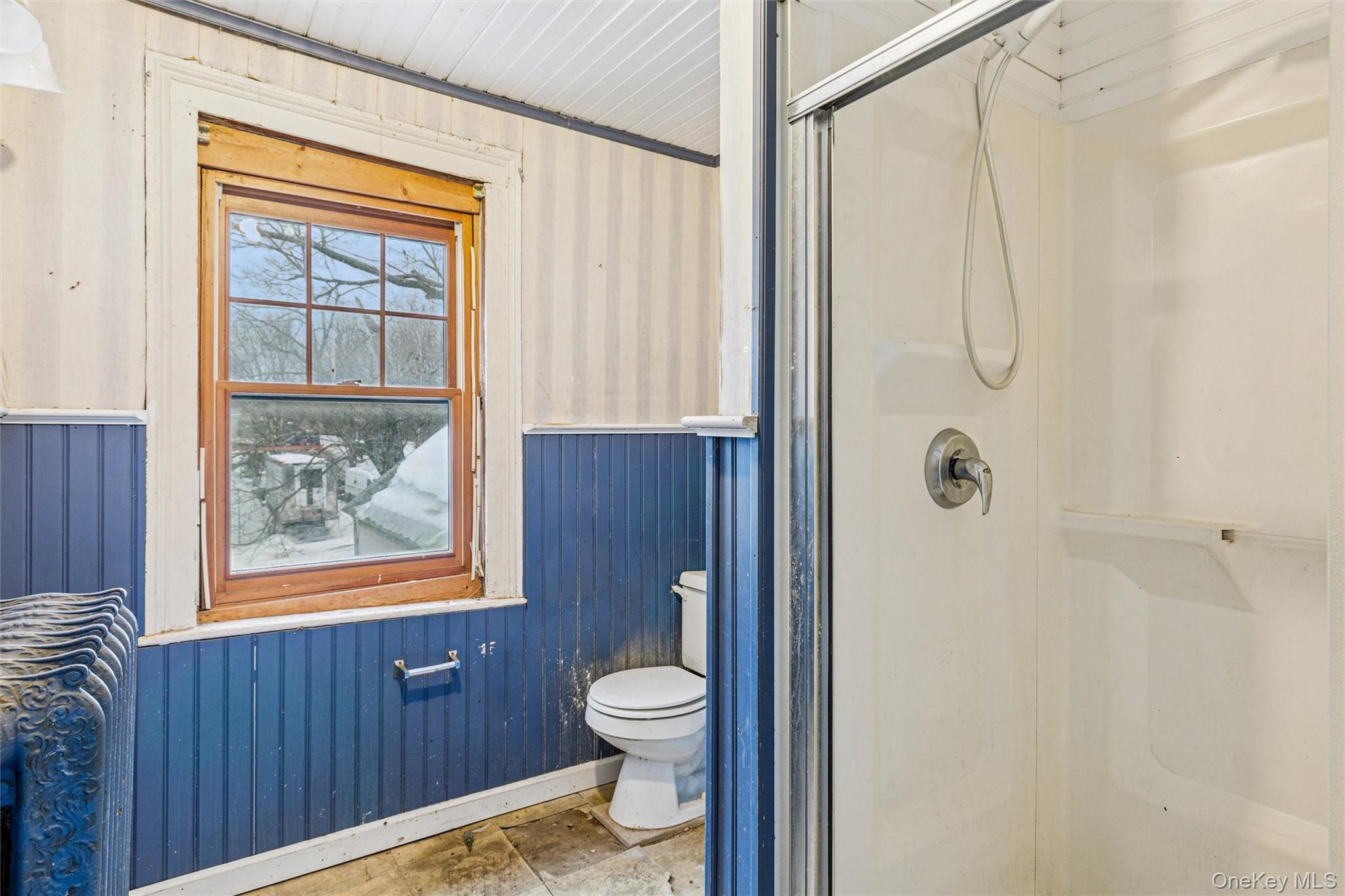 250 Main Road Riverhead, NY 11901 - Photo 25 of 31 a bathroom with a toilet and a shower
