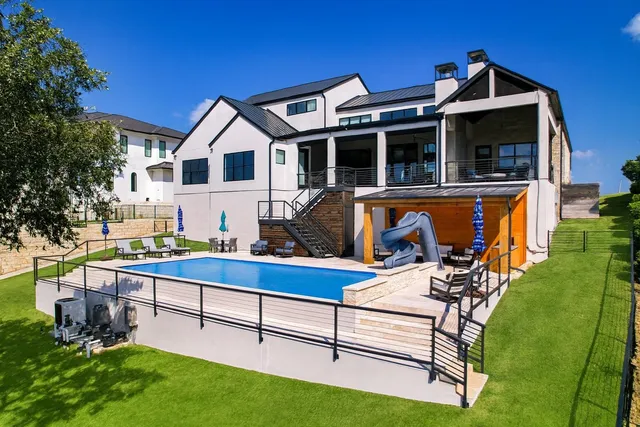 a view of a terrace with sky view