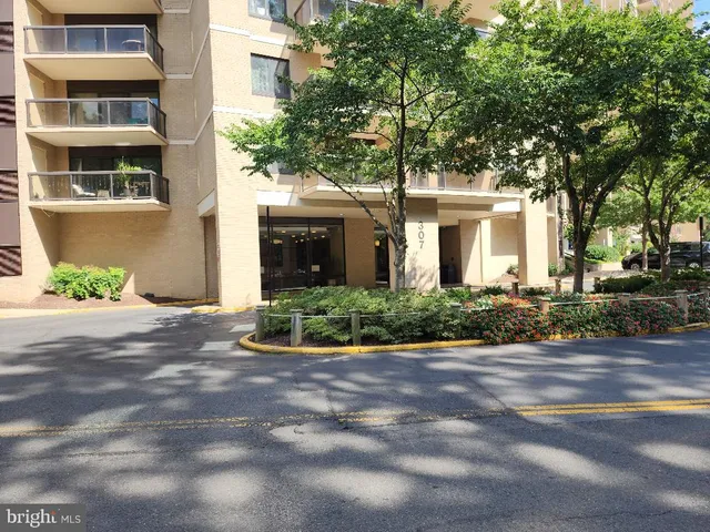 $2,800 | 307 Yoakum Parkway, Unit 1024, Alexandria, VA 22304