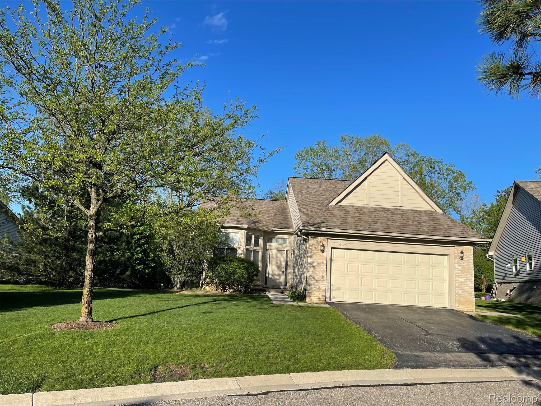 5325 Simpson Lake Road West Bloomfield, MI 48323 - Photo 3 of 39 IMG_4187.JPG