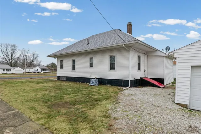 a view of a house with backyard and sitting area