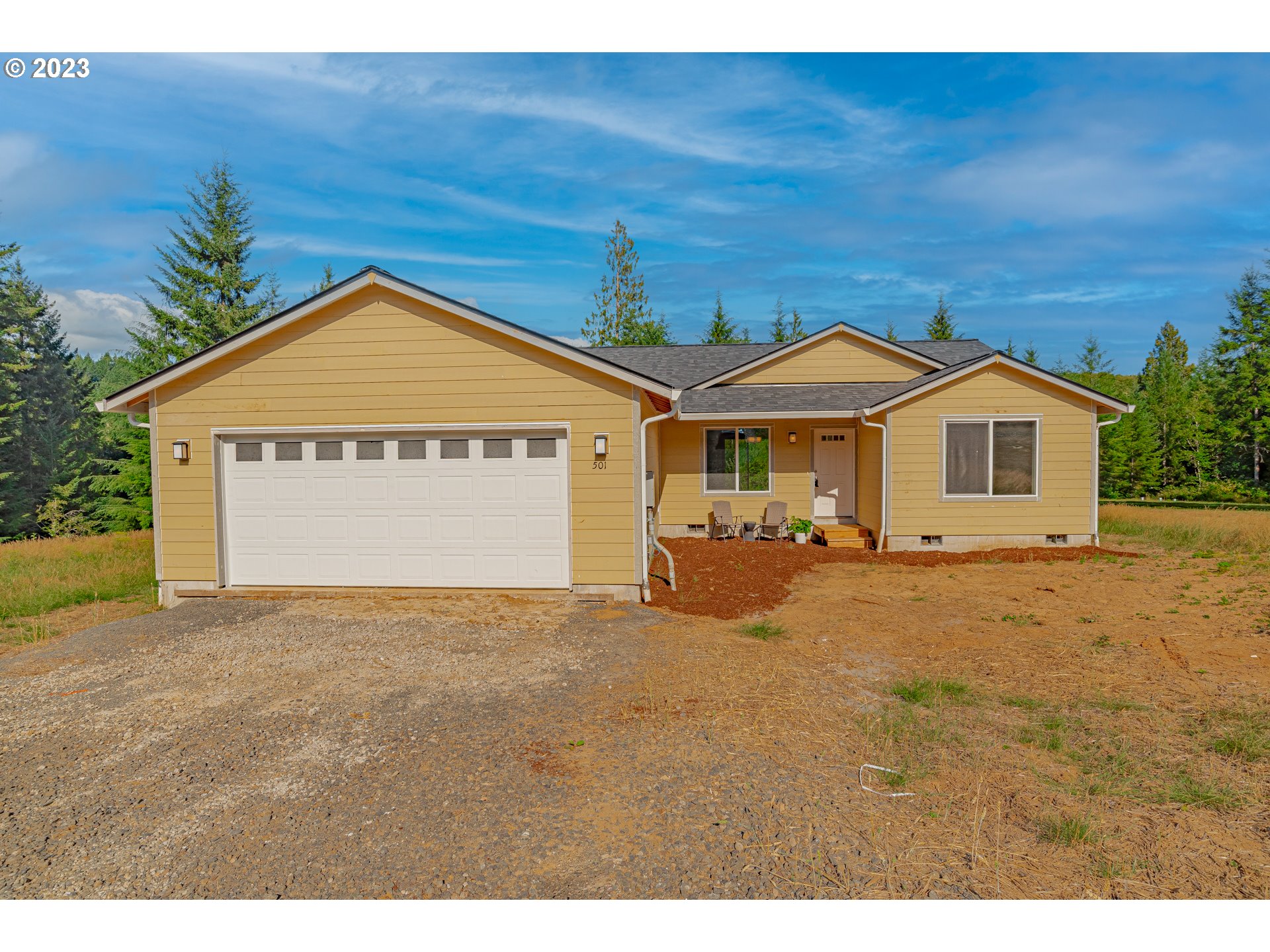 501 Hooper Road Longview, WA 98632 - Photo 1 of 28 a view of a large house with wooden fence