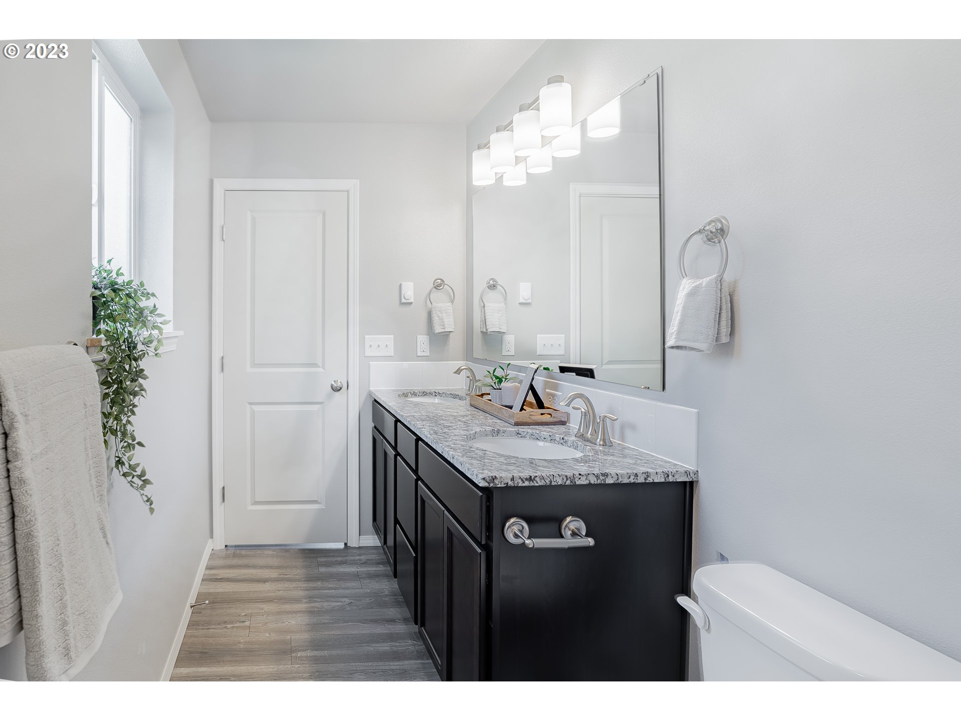 501 Hooper Road Longview, WA 98632 - Photo 17 of 28 a bathroom with a granite countertop sink a large mirror and a