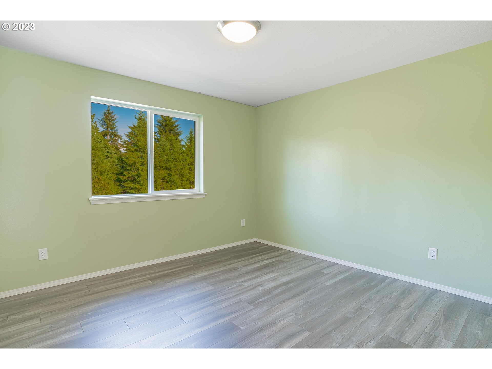 501 Hooper Road Longview, WA 98632 - Photo 20 of 28 an empty room with wooden floor and windows