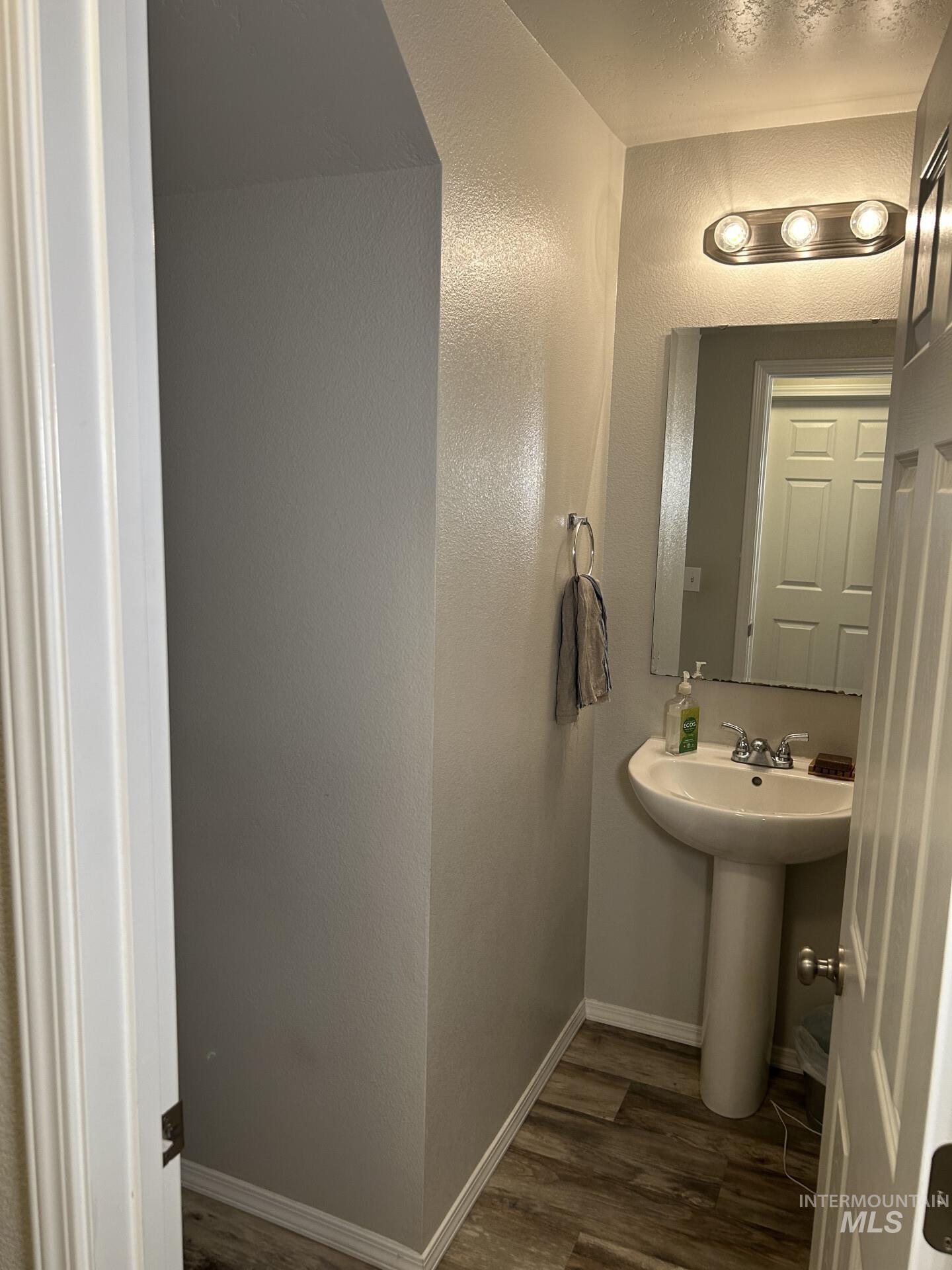 5614 Barkley Way Caldwell, ID 83607 - Photo 26 of 50 Bathroom featuring a textured wall and dark wood-type flooring