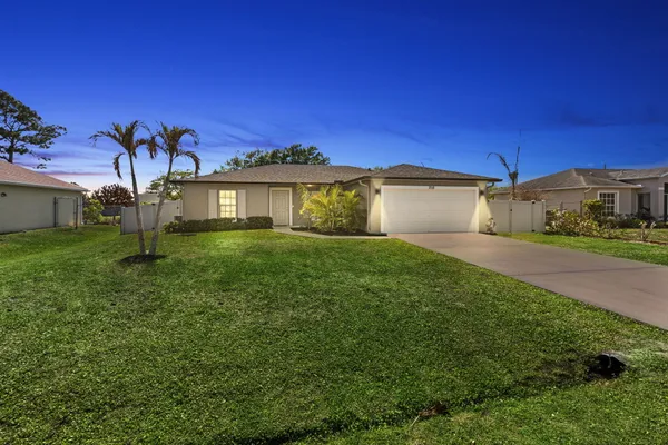 a view of house with a yard