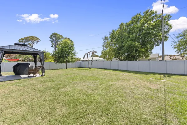 a view of a backyard