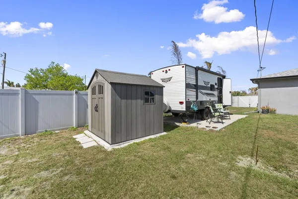 a view of a backyard
