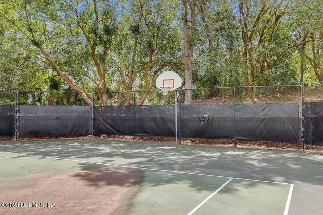 a view of a backyard