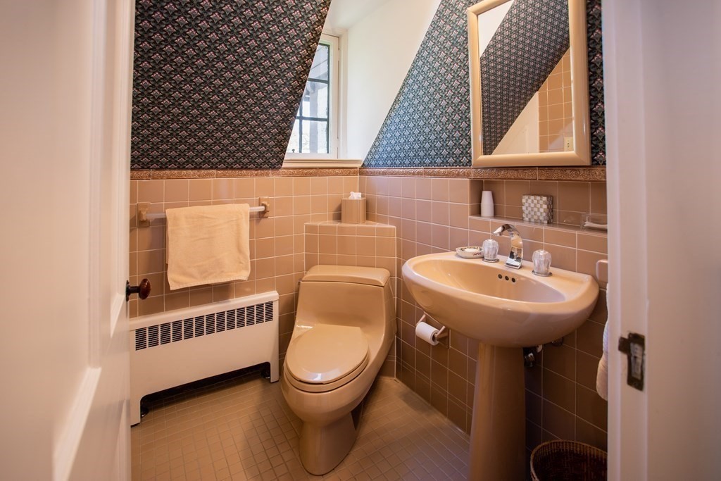 17 Longview Road Reading, MA 01867 - Photo 32 of 42 a bathroom with a sink a toilet and a mirror