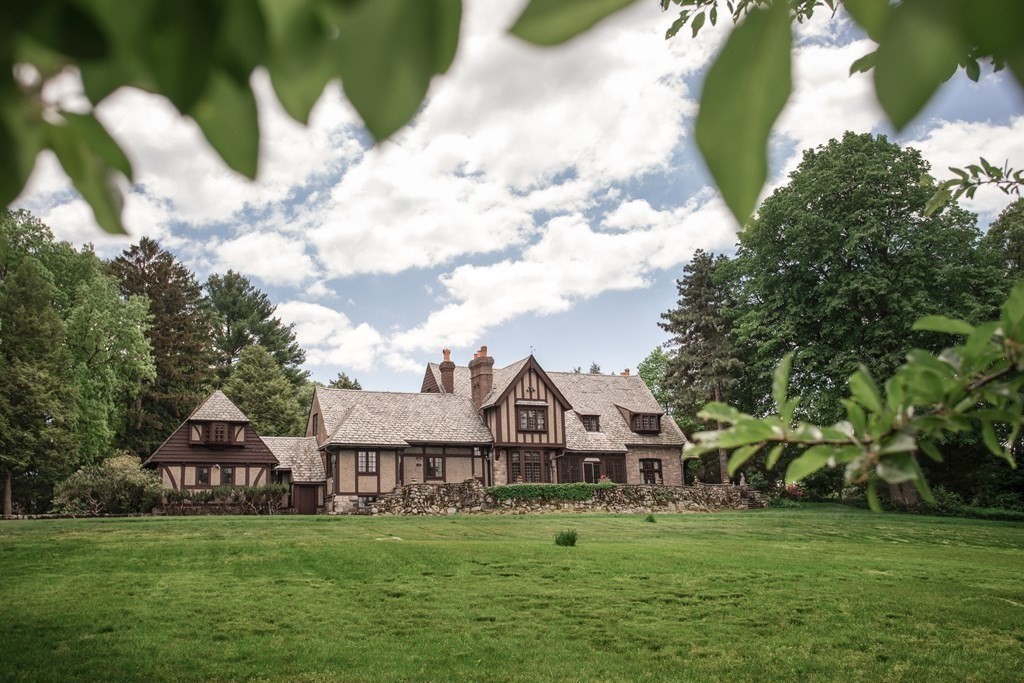 17 Longview Road Reading, MA 01867 - Photo 41 of 42 a front view of a house with garden