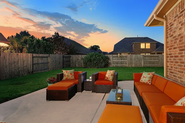 a view of a house with backyard and garden