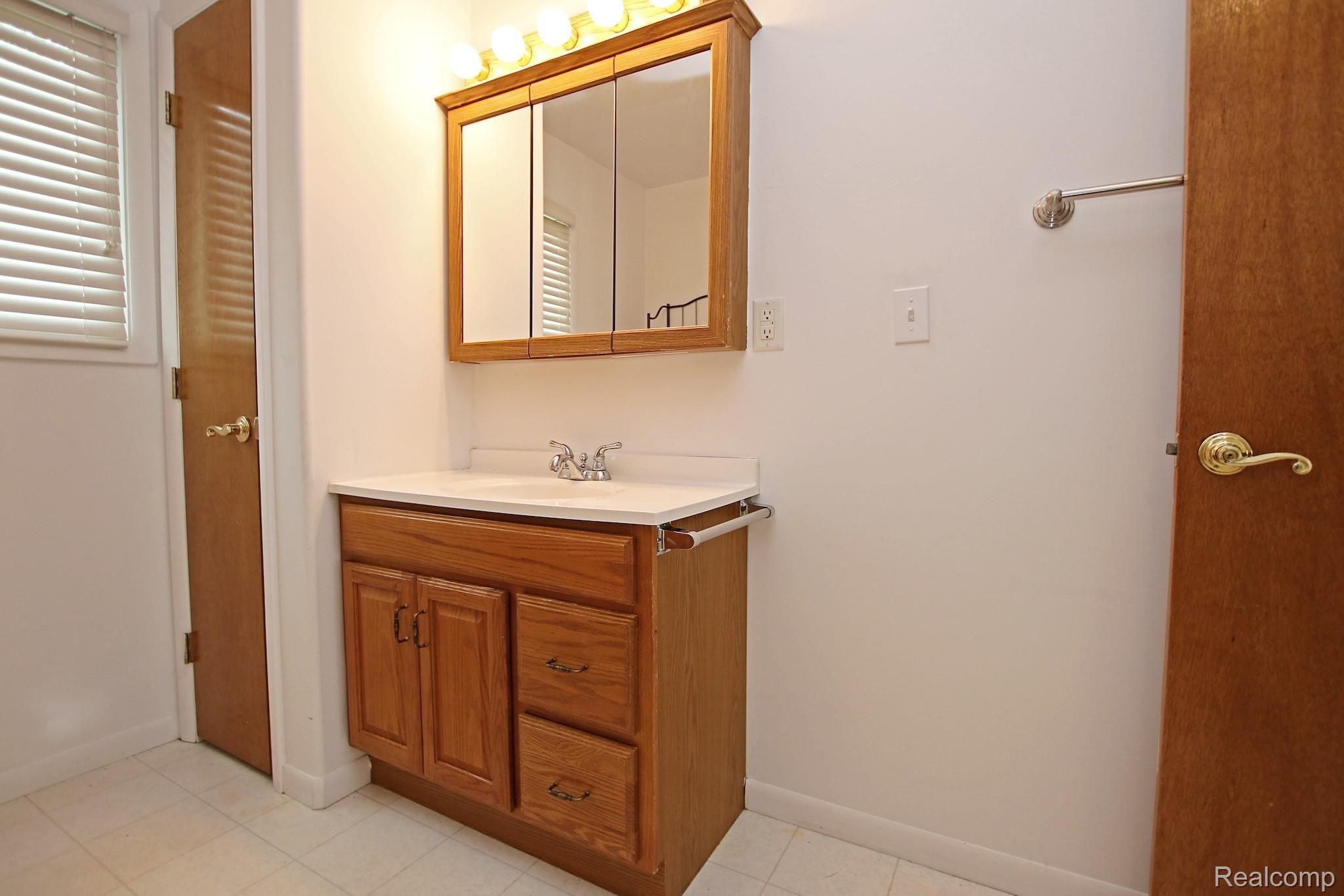 5485 West Carpenter Road Flint, MI 48504 - Photo 31 of 60 31) Master Bathroom.jpg