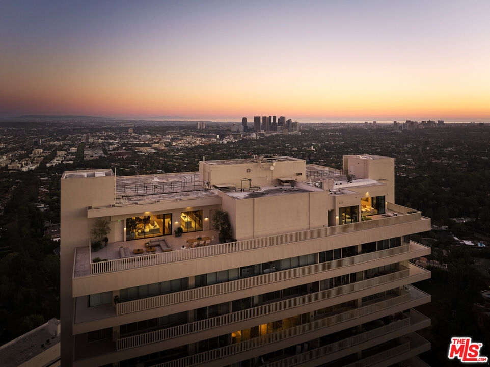 9255 Doheny Road, Unit PH West Hollywood, CA 90069 - Photo 23 of 24 a view of a city
