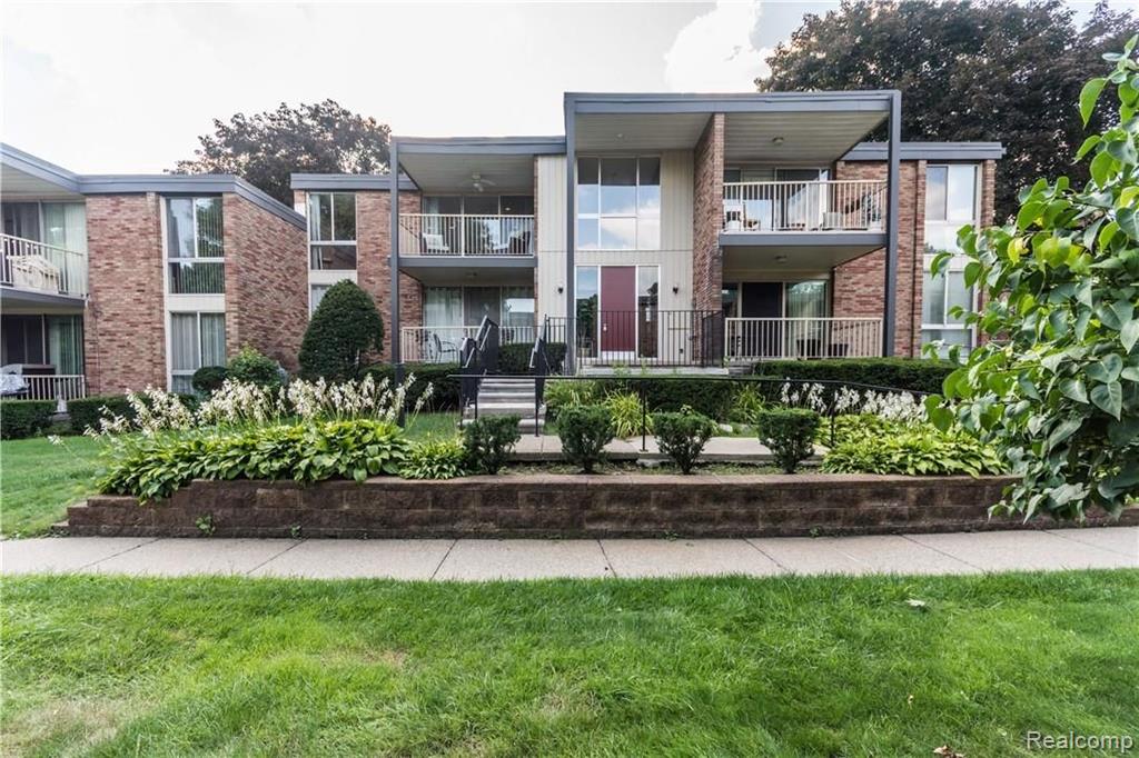 4043 West Maple Road, Unit D Bloomfield Hills, MI 48301 - Photo 1 of 24