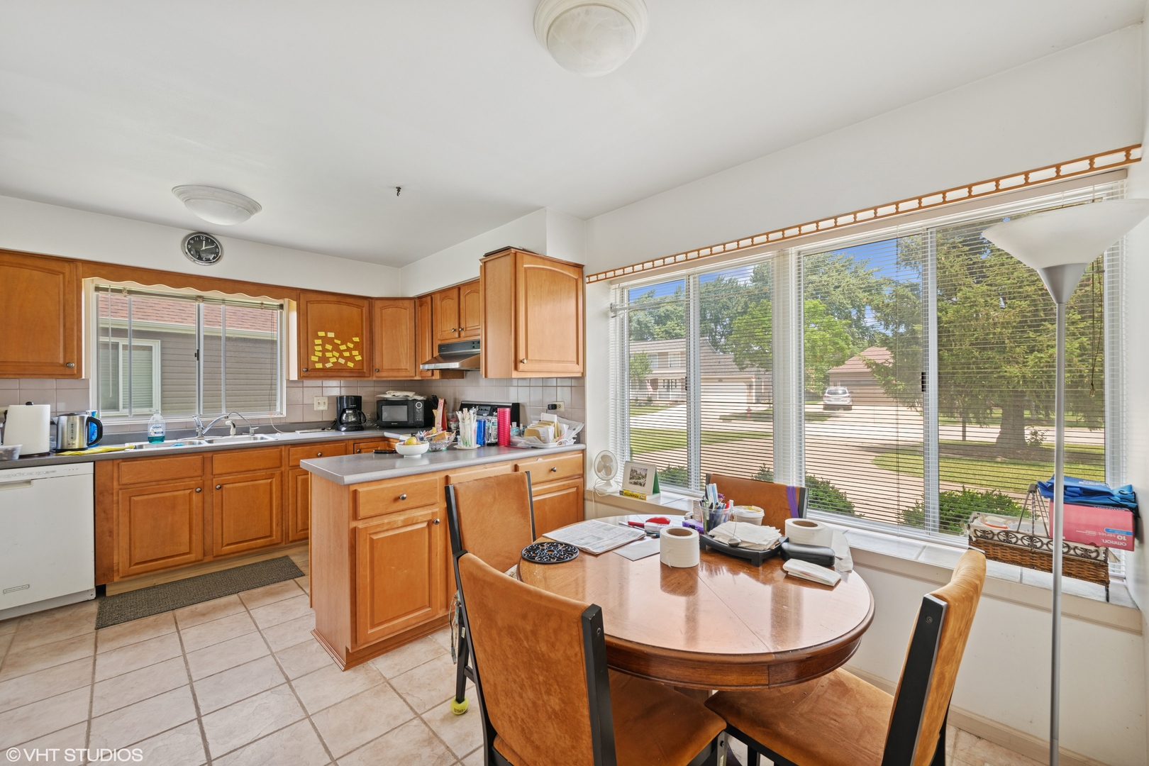 795 Hunter Drive Roselle, IL 60172 - Photo 8 of 26 a kitchen with appliances a sink and cabinets
