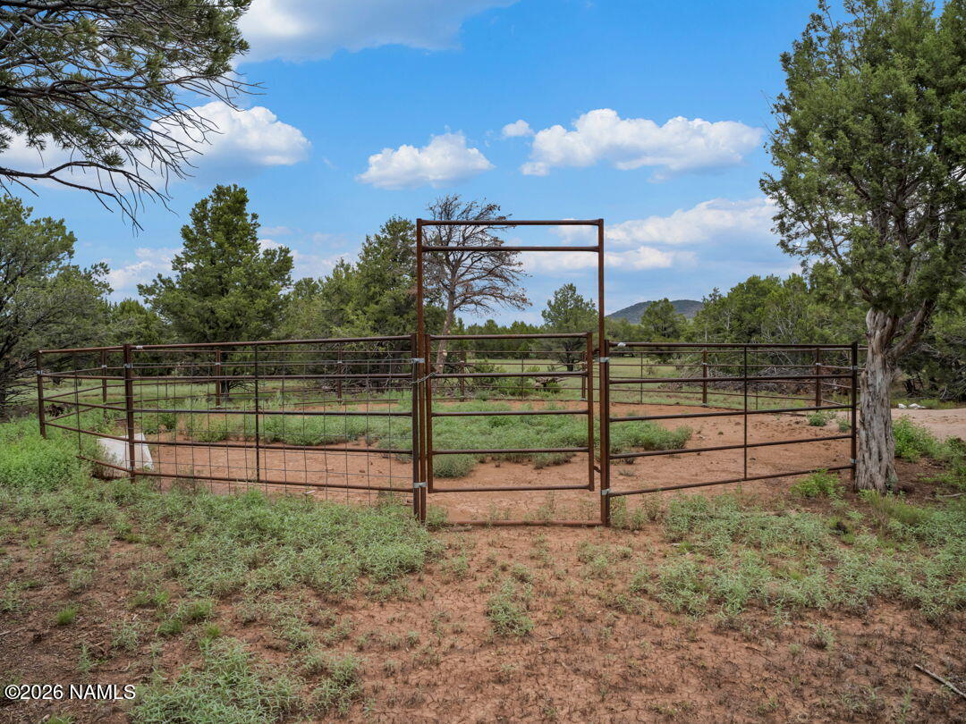 2705 West Honeysuckle Road Williams, AZ 86046 - Photo 25 of 40 Round Pen