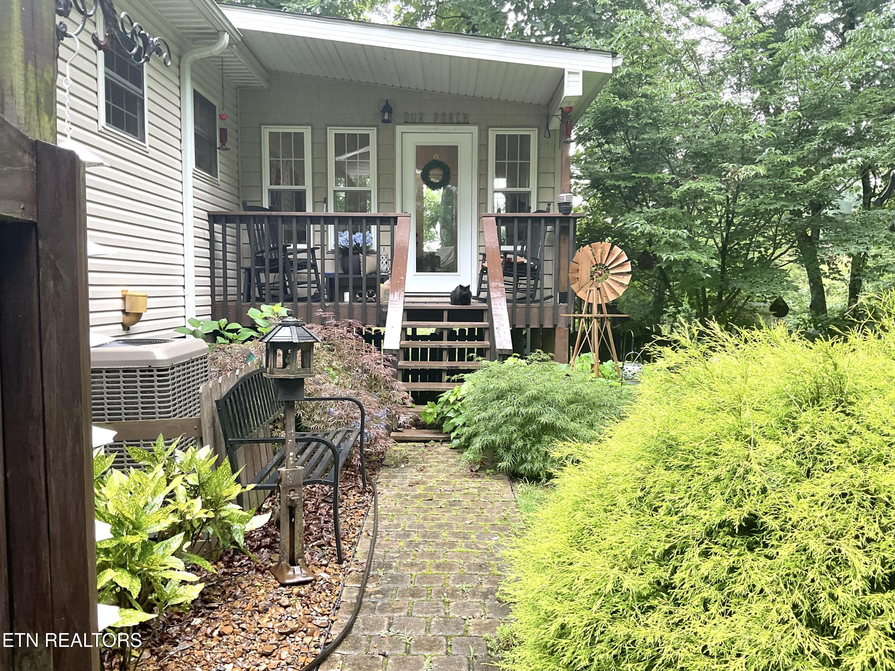 630-632 Bush Road Clinton, TN 37716 - Photo 14 of 47 Side porch & access to back yard