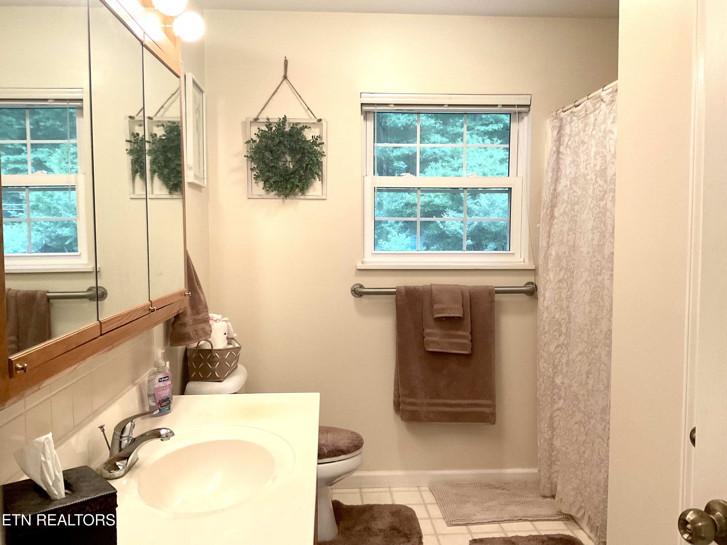 630-632 Bush Road Clinton, TN 37716 - Photo 25 of 47 Hall bathroom